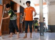 Keren Banget ! Santri dan Tim Hotel Bersih-bersih Bareng, Bikin Pesantren Makin Kinclong