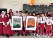 Sekolah Hikari Terima Sumbangan Lukisan Karya Seniman Art Print Jepang Kanamori Yoshio