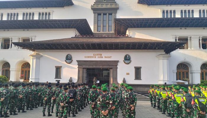 355 Personel Gabungan Siaga Amankan Aksi Mahasiswa di Gedung Sate Bandung