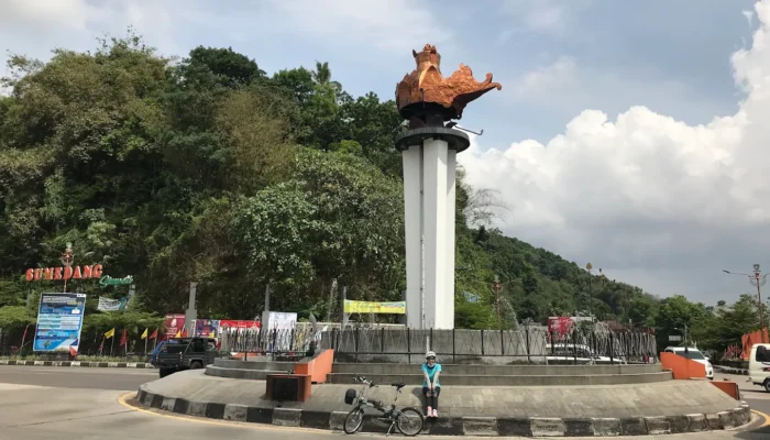 Mengungkap Sejarah di Balik Kemegahan Tugu Binokasih Sumedang