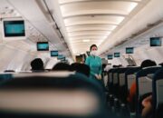 Memahami Kode-Kode Terselubung Pramugari Saat Terbang di Udara