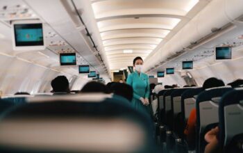 Memahami Kode-Kode Terselubung Pramugari Saat Terbang di Udara