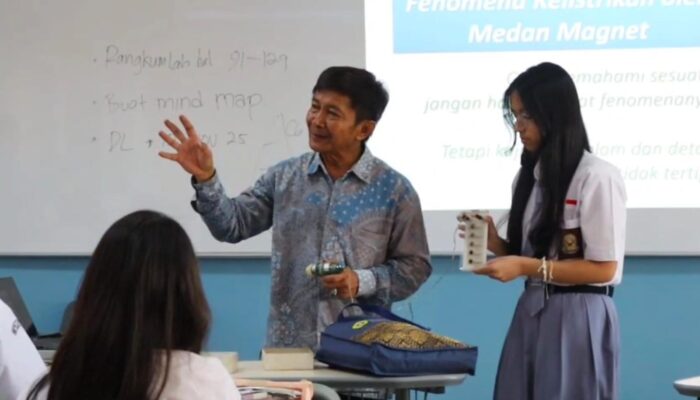 Tim Pengabdian Masyarakat FMIPA UNJ Gelar Kegiatan Implementasi Energi Surya dan Angin di SMA Labschool Bintaro