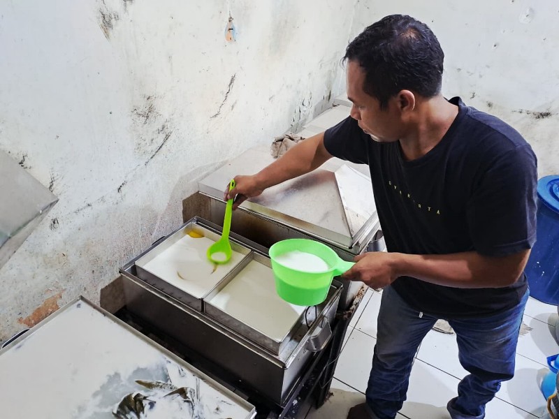 Sukirman (40), pembuat kue talam dan lapis pelangi di kawasan Cimahi