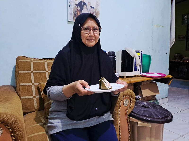 Triwijayanti (50), pelaku UMKM pembuat kue nagasari dan dadar gulung