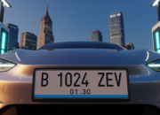 Mobil listrik futuristik dengan plat nomor ZEV di stasiun pengisian daya di kota metropolitan Indonesia, melambangkan revolusi atau halusinasi massal kendaraan listrik di Indonesia pada 2026.