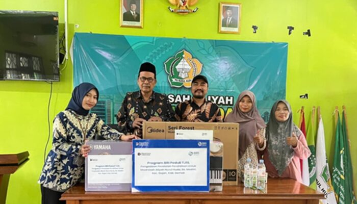 Program BRI Peduli TJSL Pengadaan Peralatan Pendidikan untuk MA Nurul Huda Ds Medini Kec Gajah Kab Demak