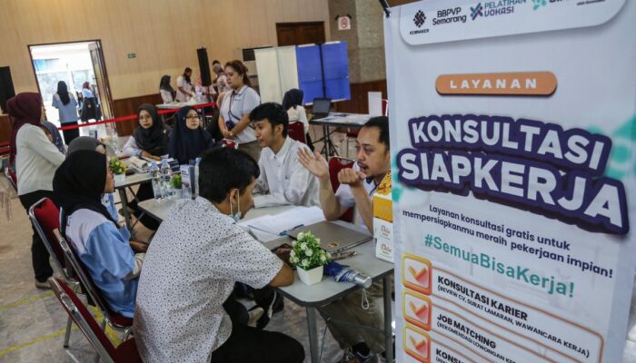 Menaker Dorong Lulusan Perguruan Tinggi Perkuat Skill Digital di Era AI