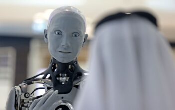 Robot Berpakaian Gamis Ikut Salat Idul Adha di Dubai Curi Perhatian Warganet
