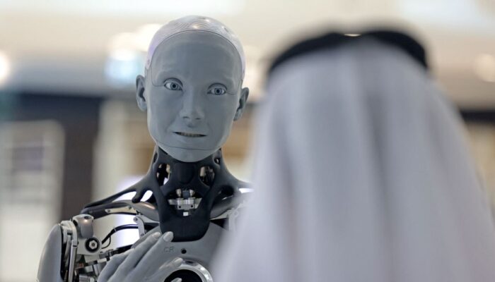 Robot Berpakaian Gamis Ikut Salat Idul Adha di Dubai Curi Perhatian Warganet