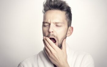 Trik Ampuh Mengatasi Rasa Kantuk Berlebih Setelah Makan Siang