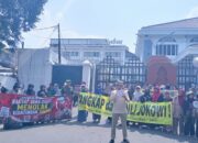 Massa GAUM-K dan GMKR  Tolak Safari Politik Jokowi Berkedok Safari Budaya Di Jawa Barat