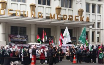 Peringati Tiga Tahun Thufanul Aqsha, Massa ABABIL Gelar Aksi Depan Gedung Merdeka Bandung