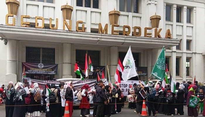 Peringati Tiga Tahun Thufanul Aqsha, Massa ABABIL Gelar Aksi Depan Gedung Merdeka Bandung
